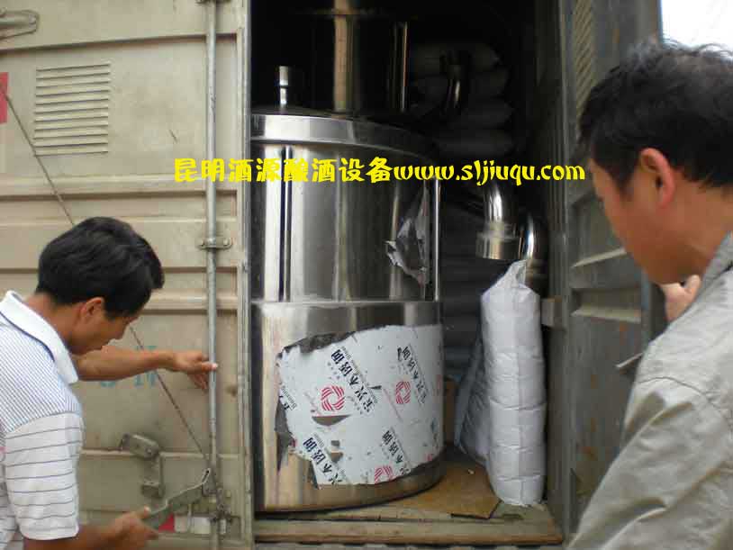 客戶把白酒設(shè)備拉回家